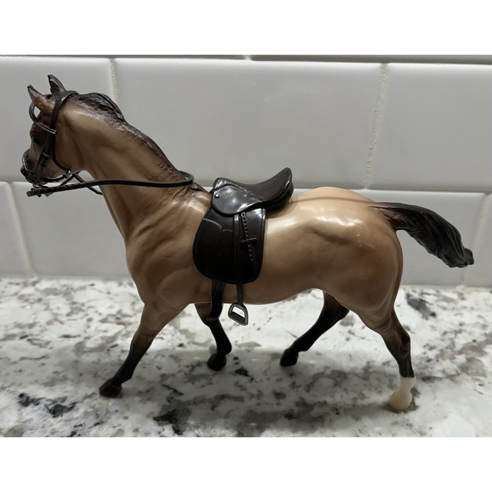 Breyer Traditional Model Horse With Bridal Saddle White‎ Hoof